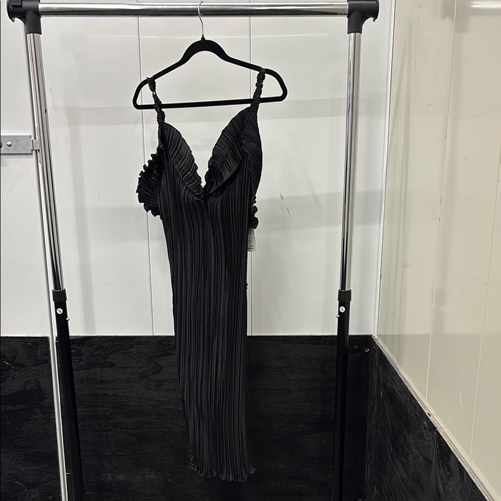 Daphne Valente Elegant Black Pleated Dress